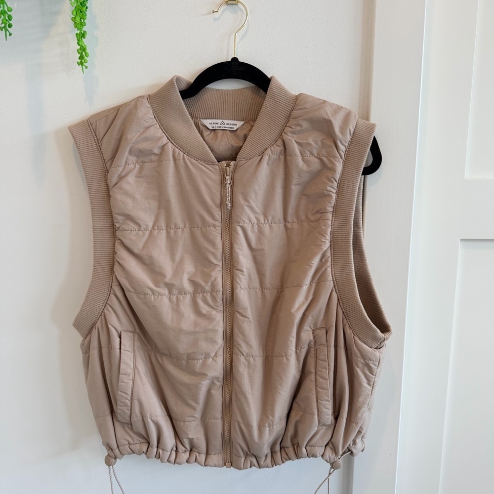 Alpine Design Women's Shortie EcoTrail Quilted Puffer Vest Neutral Tan Size XL